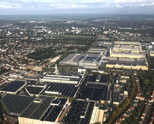 Mercedes-Werk Bremen, 30. Sept. 2019, beim Landeanflug auf den Bremer Airport